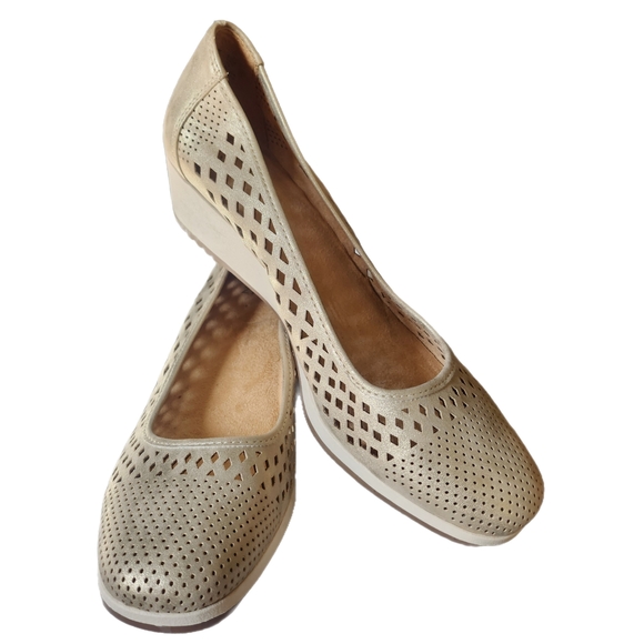 Naturalizer Gold Metallic Comfort Wedge Shoes with Perforated Design @msplf1949 - Picture 4 of 6